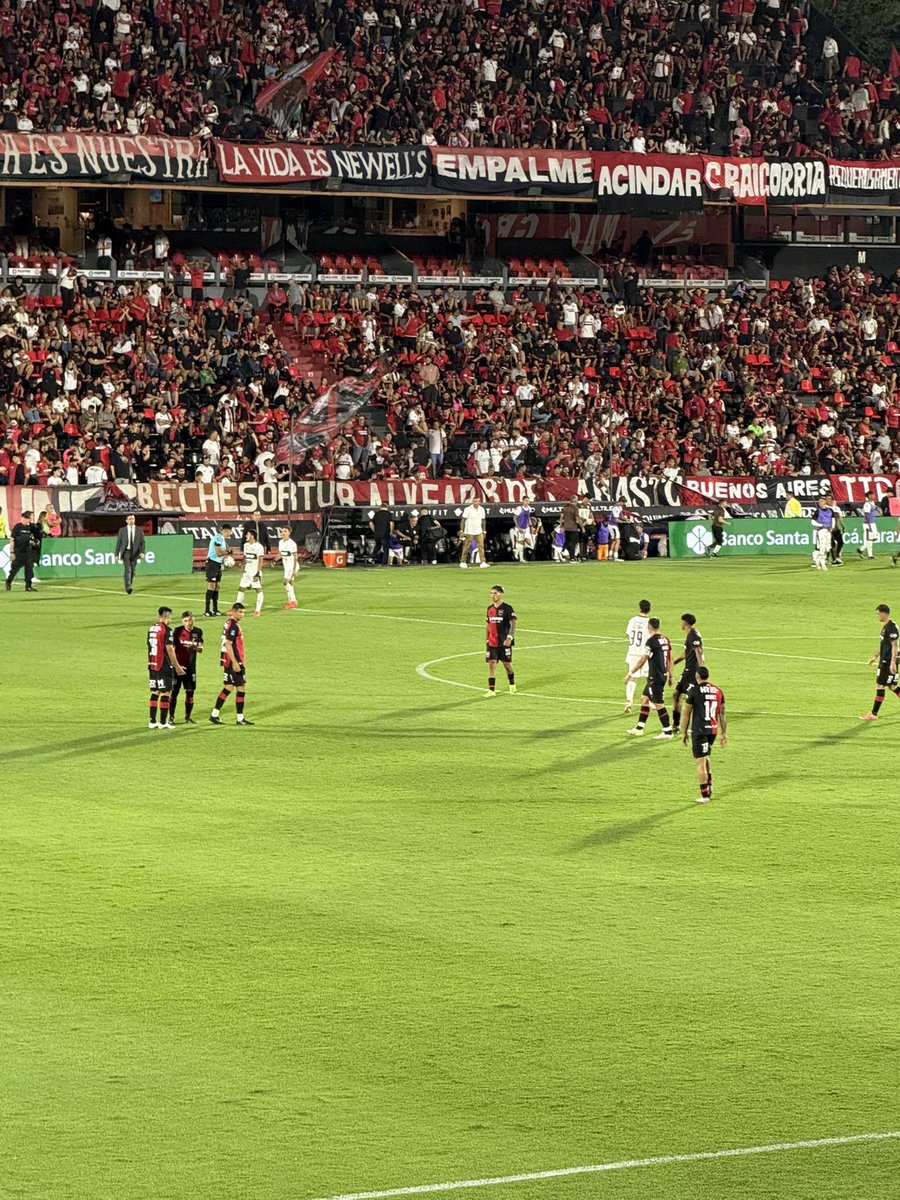 FINAL DEL PRIMER TIEMPO

#Newells 🔴⚫️ 1-0 #Platense
Floja primera etapa del rojinegro pero se va en ventaja, que no es poco. A Guch le está costando el rol de conductor pero ejecutó impecable el tiro libre para el 1-0 parcial.