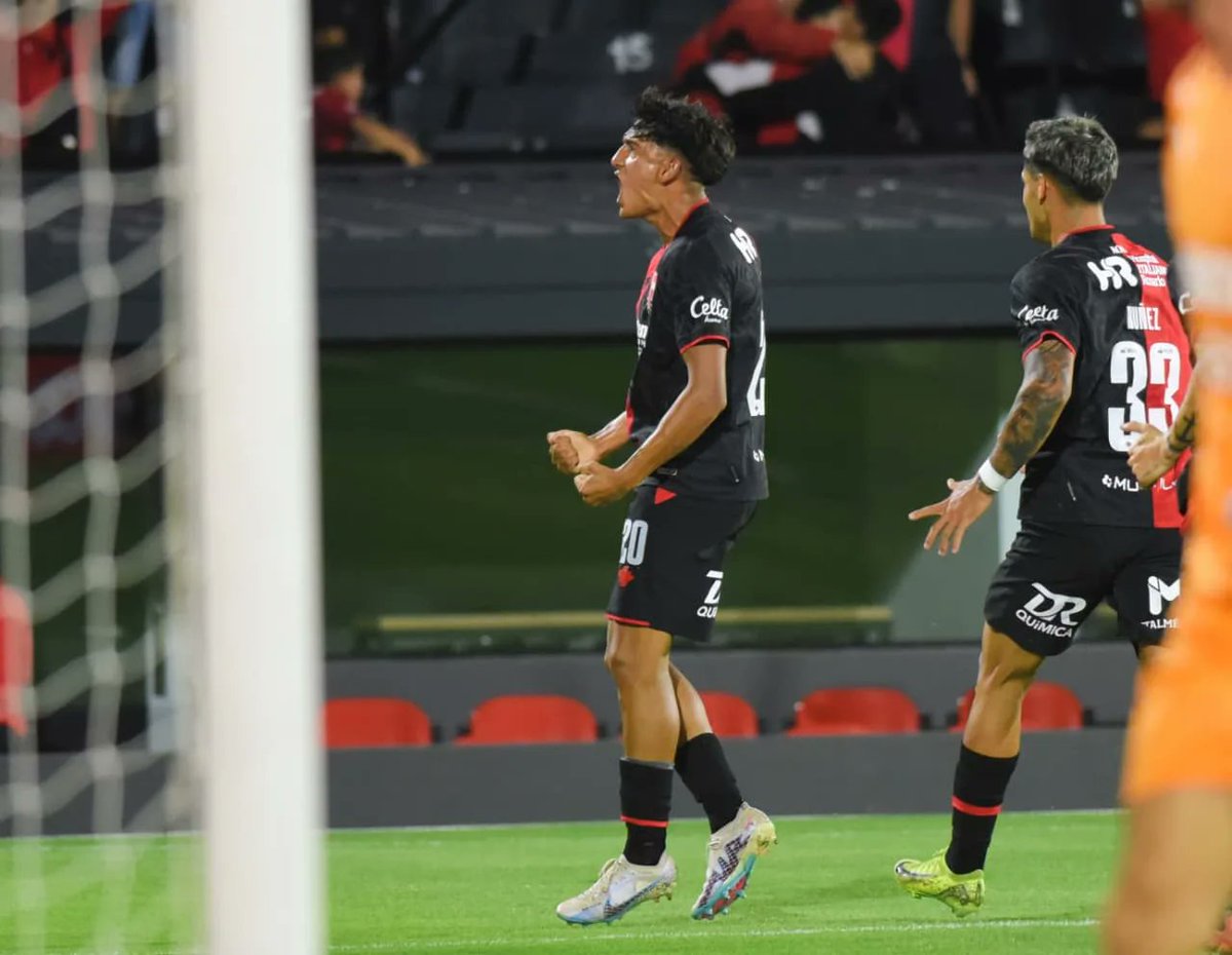 #Newells | 1-0 arriba en el primer tiempo con gol de Guch de tiro libre (la única ocasión de la #Lepra). #Platense juega mejor y se nota, pero los de Kudelka supieron aprovechar la que tuvieron. Sigue el defecto en defensa (le llegan fácil) y es lo más preocupante.