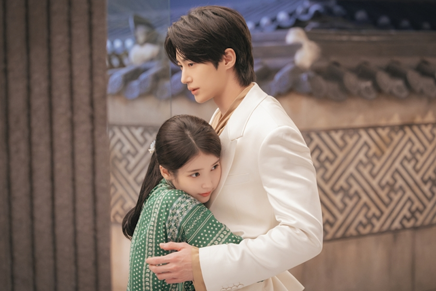 #IU And #ByeonWooSeok Shock The Nation With Their Marriage Announcement In New Drama "#PerfectCrown"
soompi.com/article/182428…