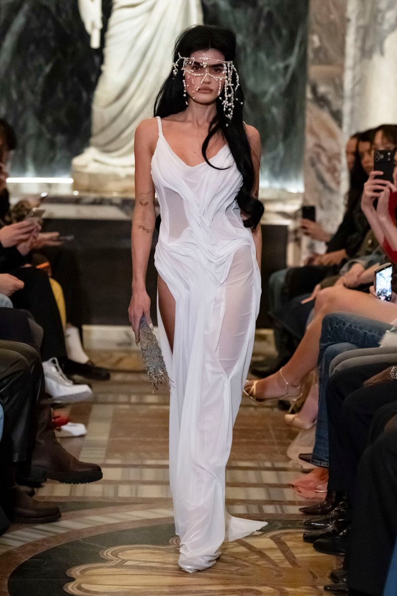 wtftq's tweet photo. achei CHIQUERRIMO o fato de ela estar usando esse vestido que se assemelha muito a um efeito de tecido molhado da Di Petsa FW 26 fazendo referência ao clipe 🤌🏻 https://t.co/Pxffzokdyo