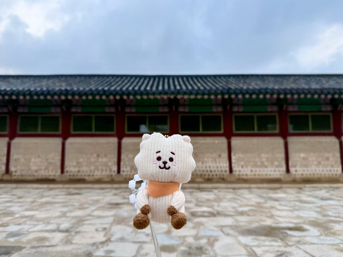 #방탄소년단 경복궁 촬영 장소①

왕의 즉위식, 궁중연회 등 중요한 국가행사가 열린 #근정전 권역에서 진행되었습니다.🐨🐹🐱