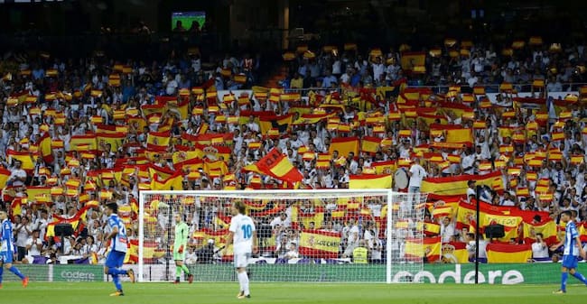 🔸El Real Madrid CF ha prohibido mostrar banderas en la Grada Fan. 

NO puedes mostrar la bandera de España. En España. No puedes. Porque no.