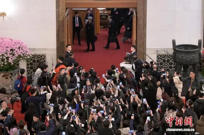 “成为中国人”，刷屏了此次两会。这是文明交流互鉴的成果，也是中国与世界携手同行的见证。#两会