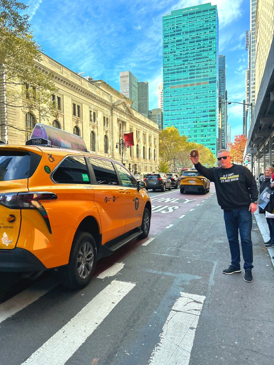JustBagels's tweet photo. Catching cabs and serving bagel swag. 🥯🚕 

#QVC #food #NYBagels #madeindabronx #foodporn #bronxny #nystrong #bagelsforlife #kosher #nopreservatives #bagelsbagels #bagels #bagellovers #bagellicious #foodie #foodblogger #foodphotography #foodstagram #breakfast #fallfood #nongmo https://t.co/wJG3dW79k3