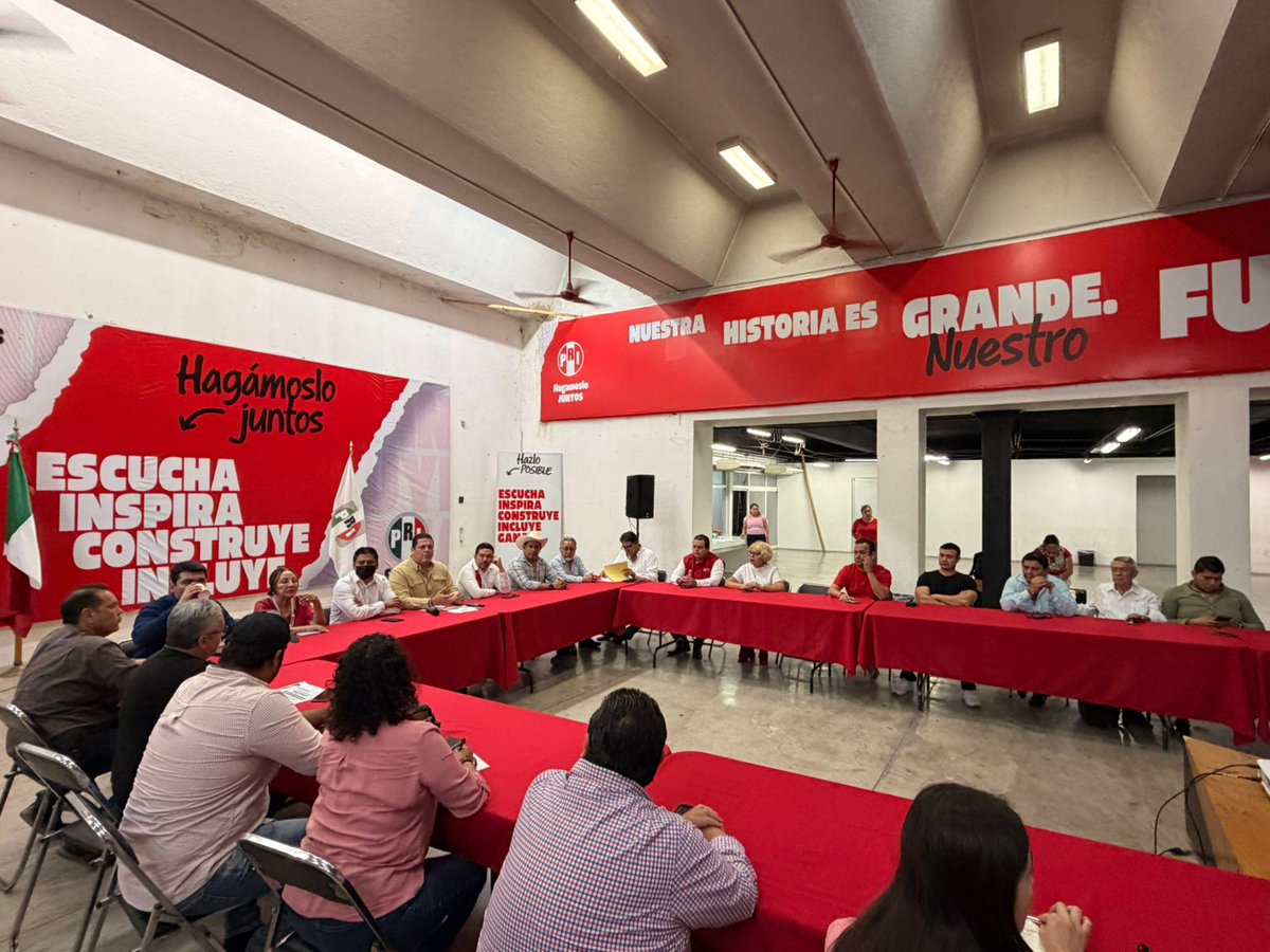 ChiapasPRI's tweet photo. La dirigencia estatal, secretarios, sectores y organizaciones, refrendamos el compromiso trabajar en equipo para fortalecer nuestra presencia en cada municipio de #Chiapas.

Con el liderazgo del Presidente @rubenzuarth, avanzamos con unidad y listos para los retos que vienen. https://t.co/CrPeevbrUo
