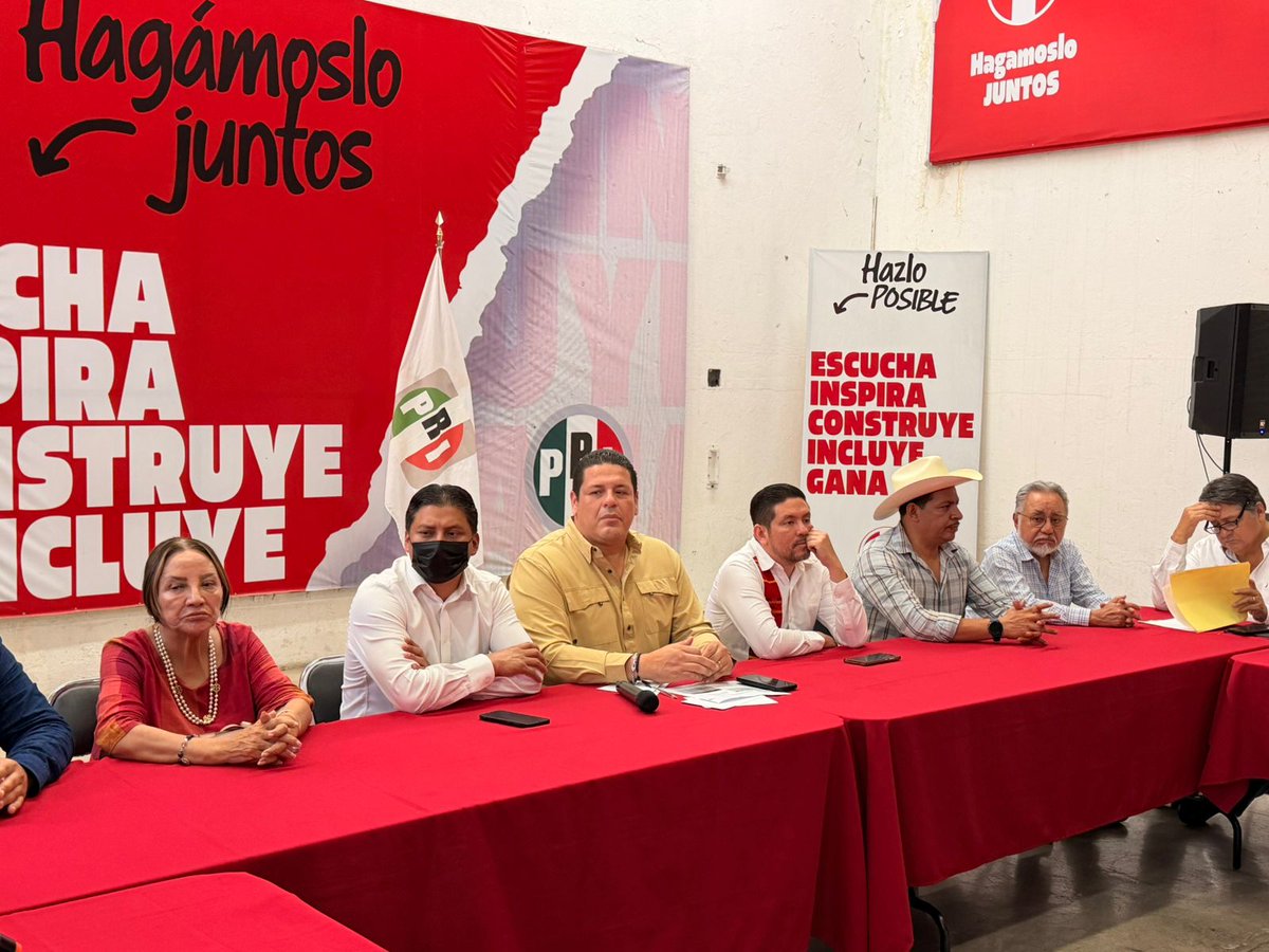 ChiapasPRI's tweet photo. La dirigencia estatal, secretarios, sectores y organizaciones, refrendamos el compromiso trabajar en equipo para fortalecer nuestra presencia en cada municipio de #Chiapas.

Con el liderazgo del Presidente @rubenzuarth, avanzamos con unidad y listos para los retos que vienen. https://t.co/CrPeevbrUo