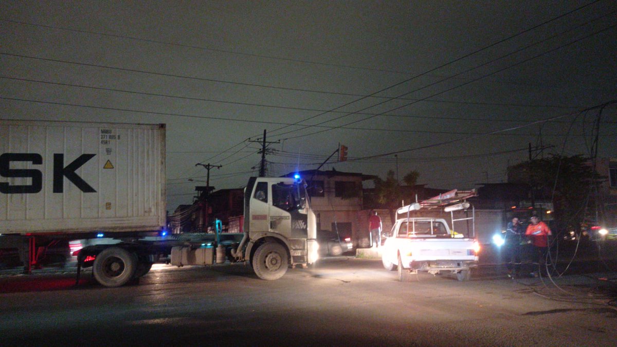 CNEL_EP's tweet photo. ⚠️ GUAYAQUIL

Personal técnico de #CNELEP realiza labores de reposición de un poste y sus componentes eléctricos, afectados por la colisión de un vehículo en el sur de la ciudad.

Estos trabajos se ejecutan para restablecer el suministro eléctrico en la ciudadela Sopeña, Coviem, Los Esteros y zonas aledañas.