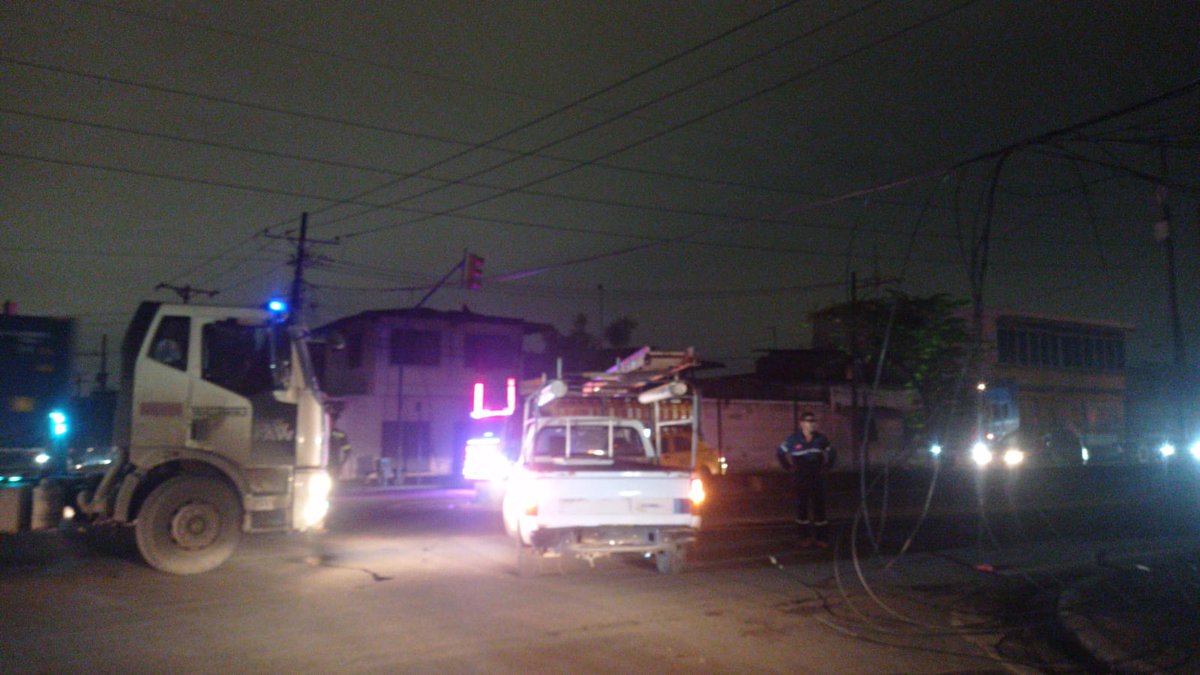 CNEL_EP's tweet photo. ⚠️ GUAYAQUIL

Personal técnico de #CNELEP realiza labores de reposición de un poste y sus componentes eléctricos, afectados por la colisión de un vehículo en el sur de la ciudad.

Estos trabajos se ejecutan para restablecer el suministro eléctrico en la ciudadela Sopeña, Coviem, Los Esteros y zonas aledañas.