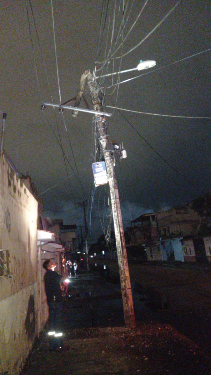CNEL_EP's tweet photo. ⚠️ GUAYAQUIL

Personal técnico de #CNELEP realiza labores de reposición de un poste y sus componentes eléctricos, afectados por la colisión de un vehículo en el sur de la ciudad.

Estos trabajos se ejecutan para restablecer el suministro eléctrico en la ciudadela Sopeña, Coviem, Los Esteros y zonas aledañas.