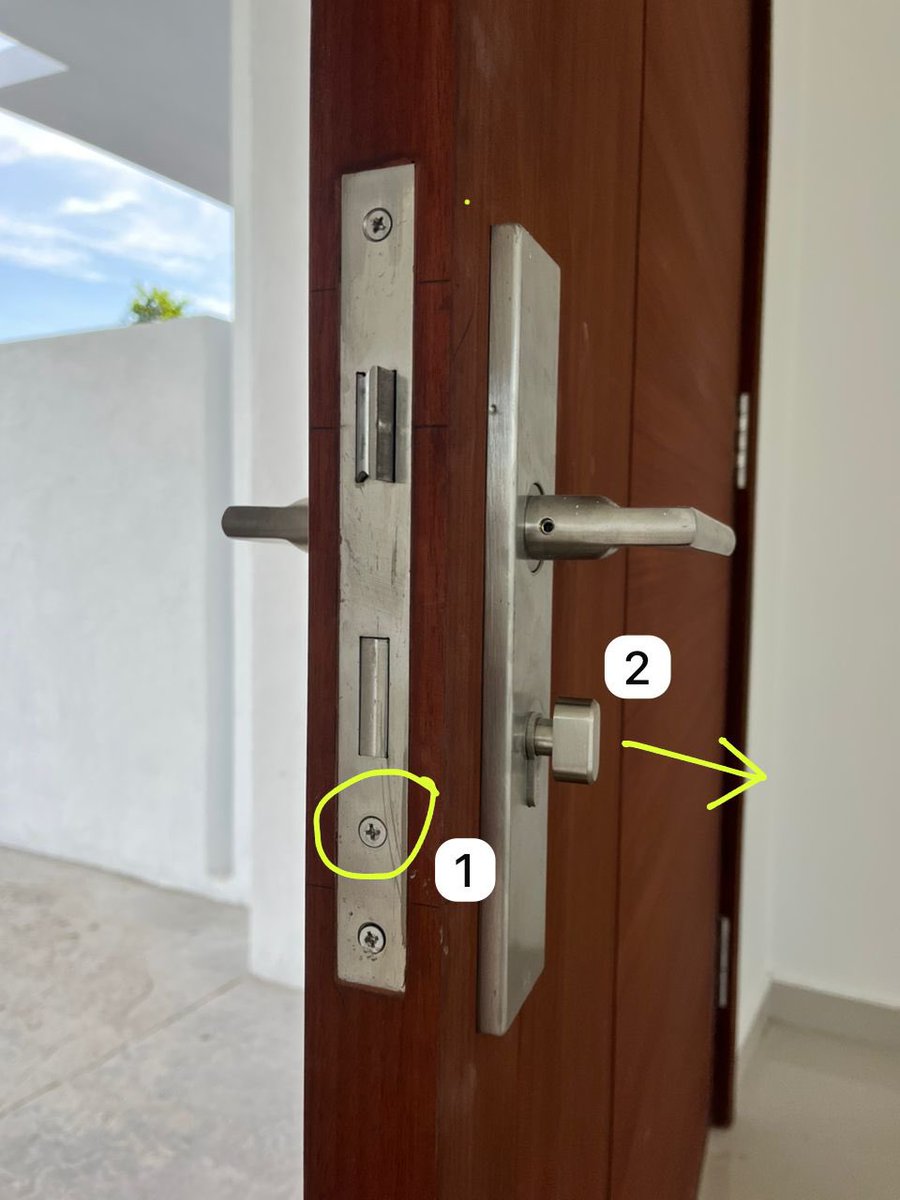 Perkara pertama apabila masuk rumah baru / rumah sewa ialah tukar kunci pintu utama. Ini untuk pastikan tiada orang lain yang miliki salinan kunci rumah anda.

Caranya mudah -
1. Longgarkan skru
2. Tarik keluar silinder kunci

Kemudian pasang semula guna silinder baru. Siap!