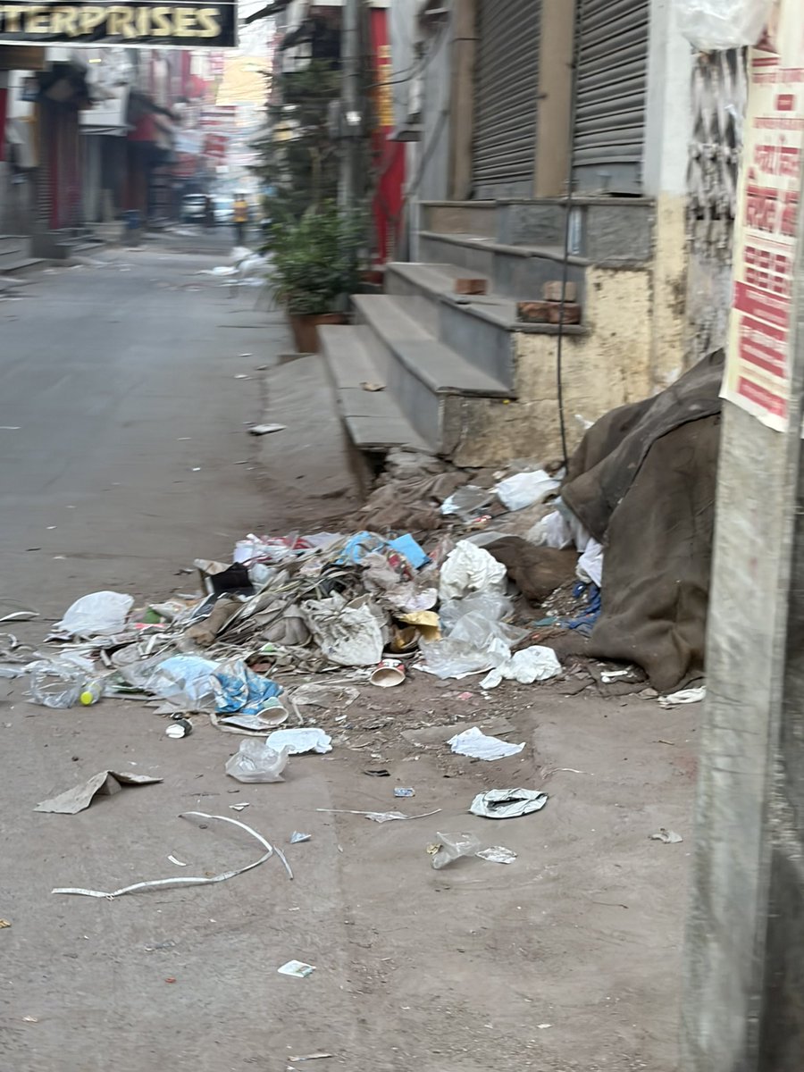 The narrative that the air pollution now is mostly desert dust is false. There is a strong smell of acrid smoke in the air, and the horizon is grey, not brown. Mostly it is garbage burning, here at Sadar Bazar, #Gurgaon. <a href="/CAQM_Official/">Commission for Air Quality Management</a> <a href="/Warriormomsin/">Warrior Moms</a>