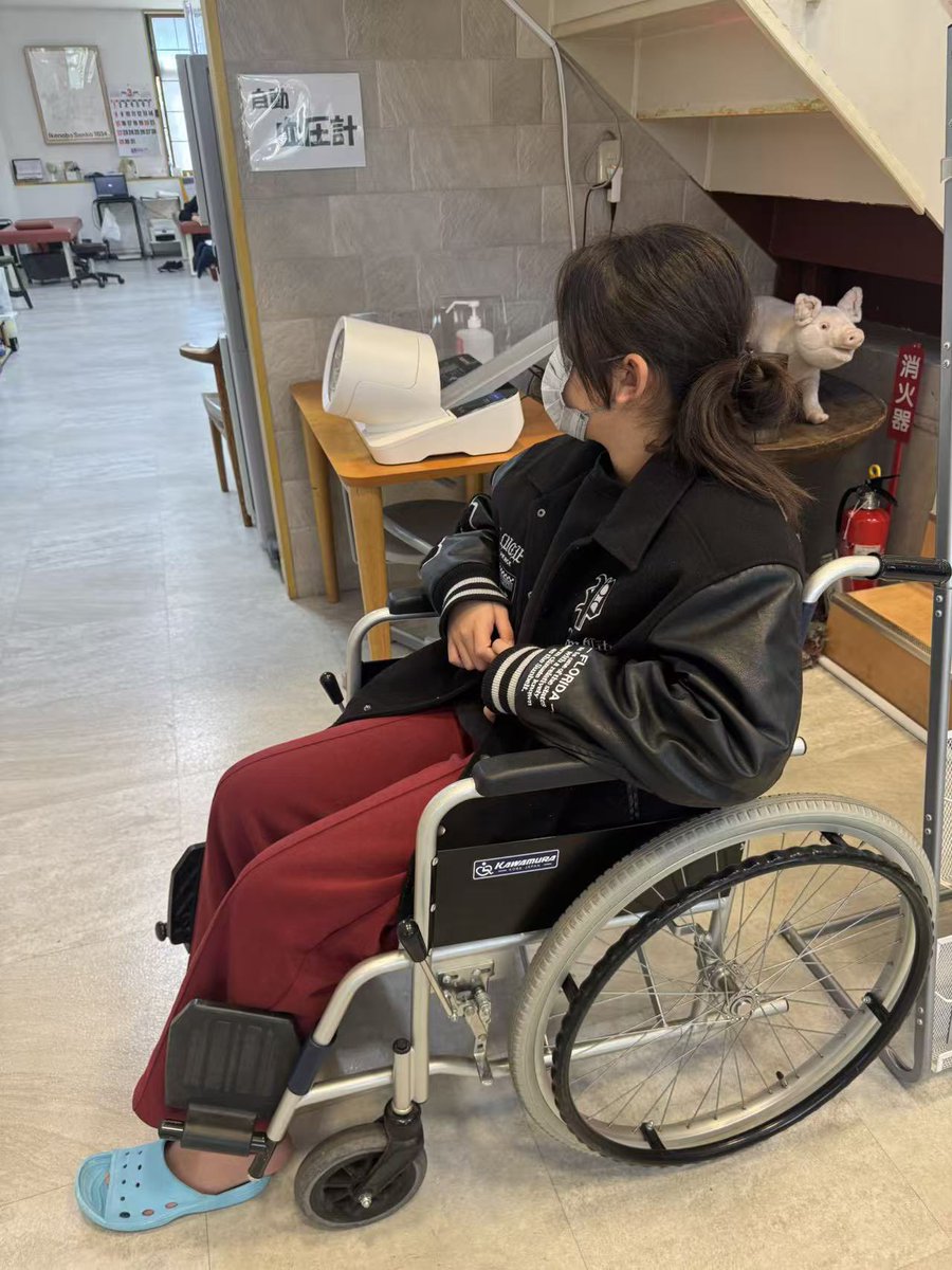 おはようございます。

今日は1オペになるかもしれませんので、

少々お時間をかかってしまう場合があると思いますが、頑張ります。

宜しくお願い致します。

ラーメン鶴　開！！！

(こいつが骨折した原因で)