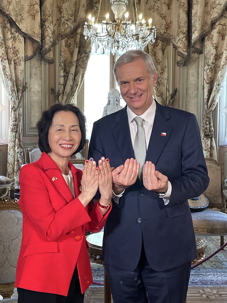La Enviada Especial Sra. Matsushima Midori partió de Japón luciendo sus uñas inspiradas en la hermosa bandera chilena!🇨🇱✨ Como era de esperar, el Presidente Electo <a href="/joseantoniokast/">José Antonio Kast Rist 🖐️🇨🇱</a> fue el primero en darse cuenta de su belleza, tal y como había previsto Sra. Midori☺️💅