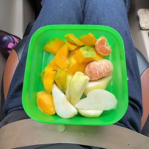 hari ini ga puasa karena sakit :(
jadi ngemil buah sambil otw kantorr hihi. kalian yang puasa sahur apaa tadii?