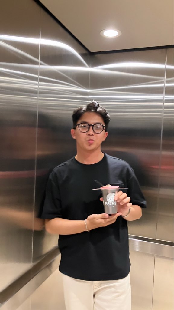 yuyudskyyy's tweet photo. and i was like, boy, does it look like i could care? i couldn’t even care less HAHA https://t.co/Xenzn5L2C0