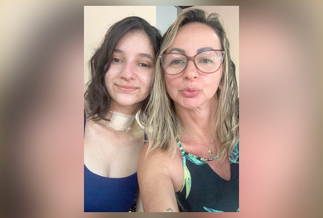 marioliveirain's tweet photo. Em meio a tanta notícia ruim nesse "mês da mulher", lembram-se da menina de São Gonçalo que levou cerca de 15 facadas, várias no rosto, após dizer “não” para um homem criminoso que invadiu a casa dela? A mãe dela postou foto com ela 🥲que essa menina realize todos os seus sonhos. https://t.co/TfLkwSDBBA
