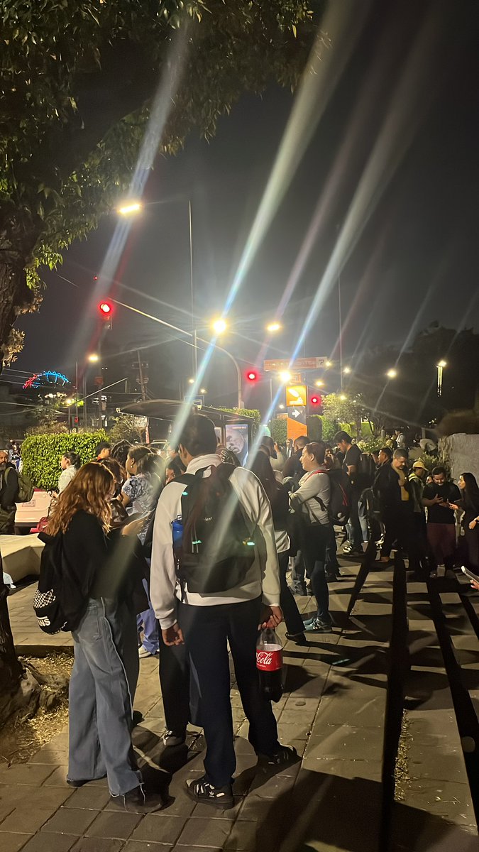 flyzarate's tweet photo. @MetroCDMX Que bueno que están remodelando 1 estación de toda la línea, ojalá la prioridad fueran trenes en buenas condiciones, son deplorables @MetroCDMX https://t.co/tsCME82kRa