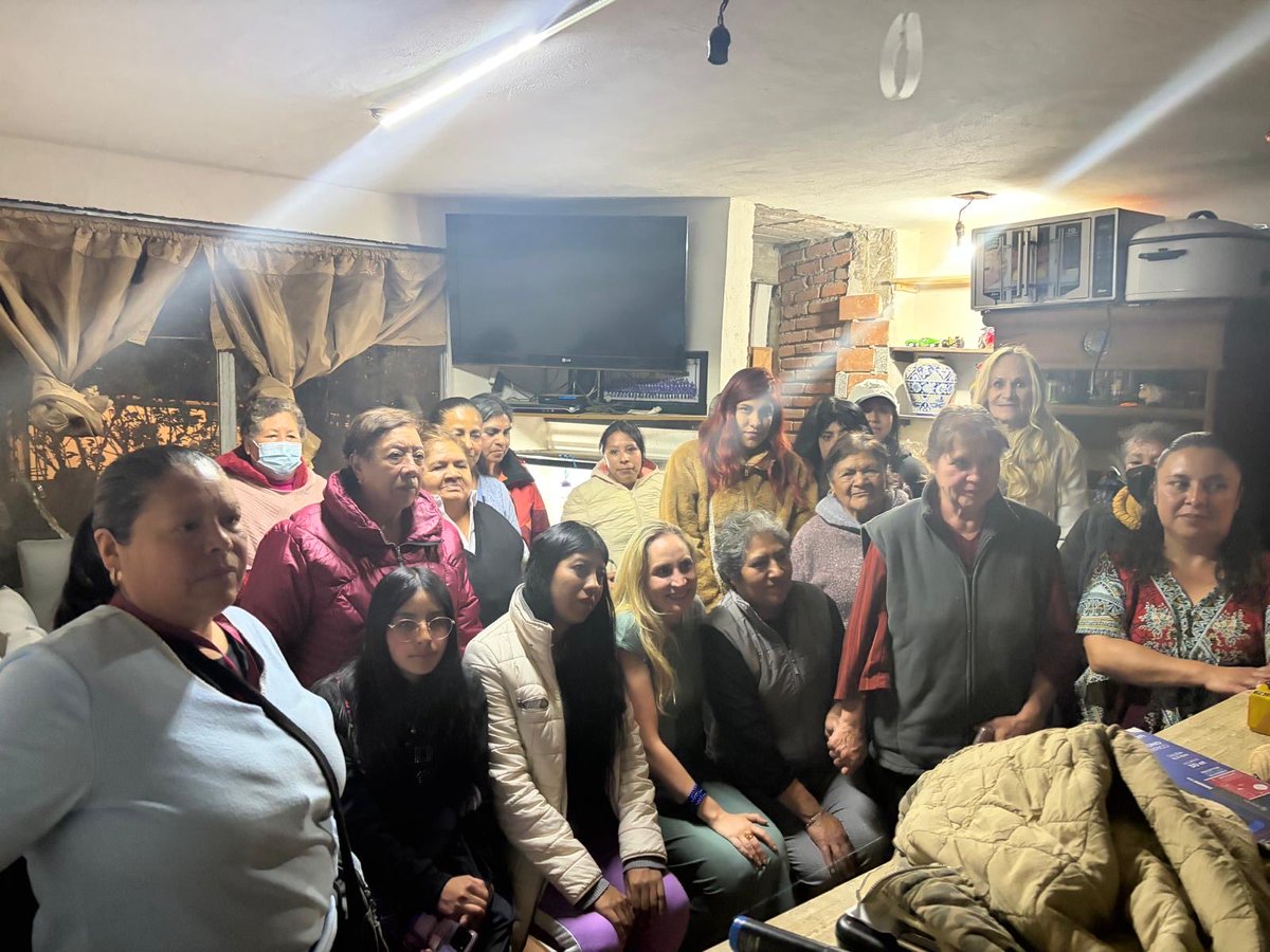 SusanaCueto7's tweet photo. Cuando las mujeres se unen los rumbos cambian, en el marco del 8M me reuní con mis vecinas de Cuajimalpa. https://t.co/yG46H3KYOU