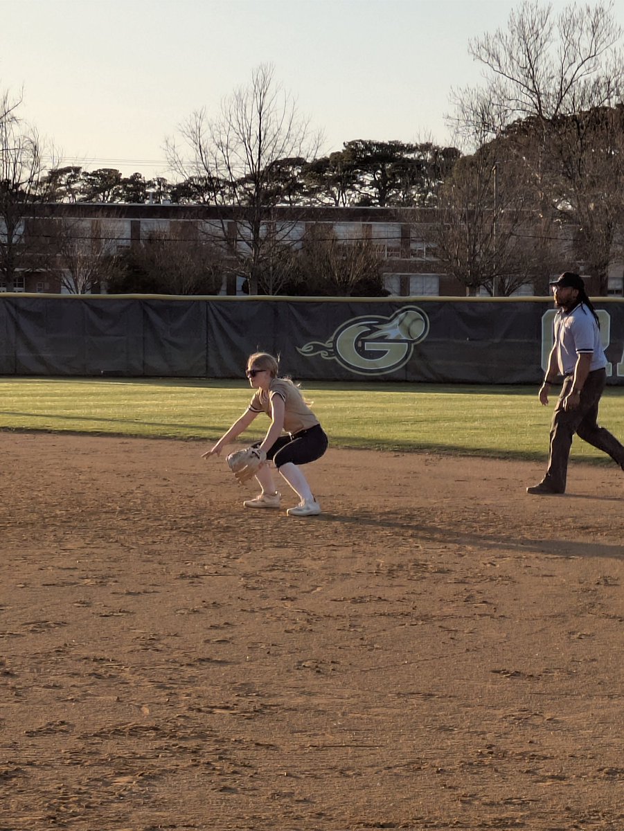 GretchenG2029's tweet photo. Our first JV scrimmage tonight and we took the W! Spent some time behind the plate and at 2nd base. Went 2-4 at the plate with 2 singles, a pop out and a reach on error. Even stole a base! #softball #Juniorvarsity #Stolenbase #hit #classof2029 #GranbyComets @5starzydzikVA https://t.co/S3sQjLU7ig