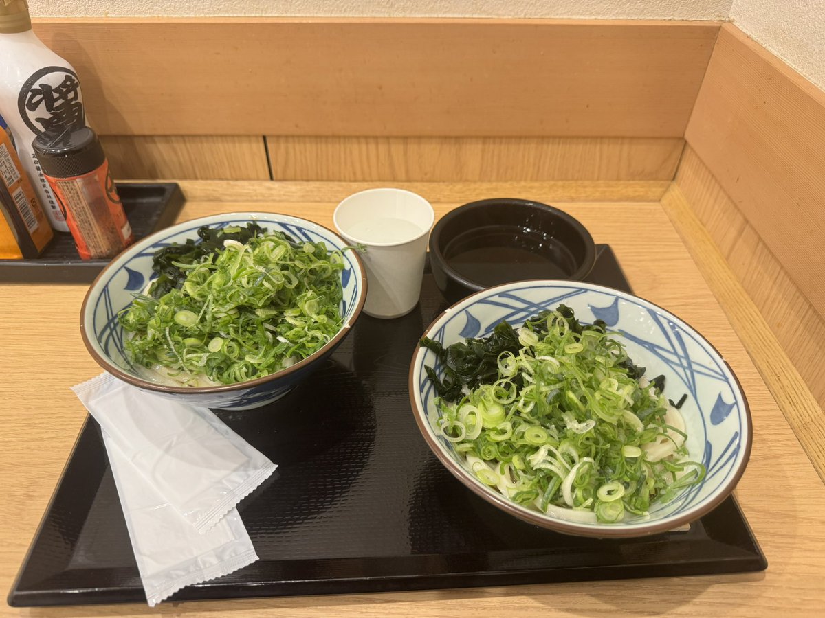 丸亀製麺で今日からぶっかけうどんを注文するともう1杯プレゼント😉✨
朝イチ(11時)並んじゃった(笑)🤣
凄い人入り始めた👏