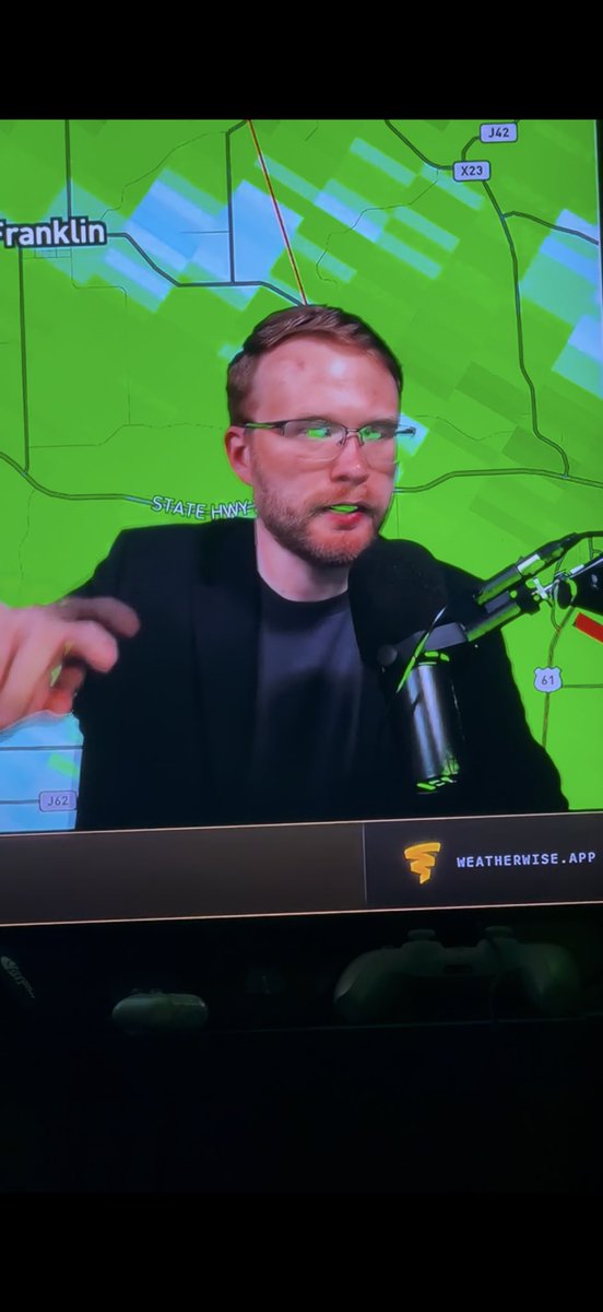 dudeonmars's tweet photo. @ryanhallyall 

When the green screen messes up 🤣 https://t.co/lX2f9cpfGU