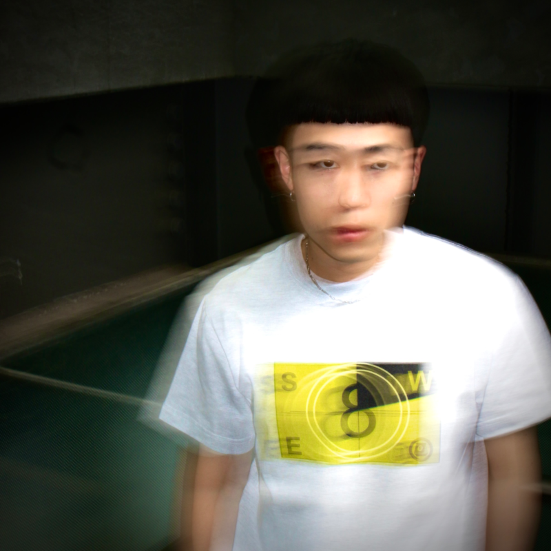 ULTRAVYBEHIPHOP's tweet photo. 【New Release & MV公開】
大阪拠点のビートボクサー/ラッパー MurM、
緊張と高揚を描くトラップチューン「あがりっぱ」を配信リリース！MVも同時公開！

MurM「あがりっぱ」
▼各種配信先
https://t.co/6wvJbuQ0bZ
▼MusicVideo
https://t.co/Za6ioFCIHD

本作のタイトルにもなっている「あがりっぱ」という言葉には、緊張している状態の“あがっている”と、ライブやフロアが“盛り上がっている”状態という二つの意味が重ねられている。
楽曲では、昔から人前で緊張しやすかった自身の内面や実体験をラップで綴りながら、音楽の中ではそんな自分を乗り越えられるという希望や自信を描き出している。

トラックは、テンポ感のあるビートと存在感の強い808ベースが印象的なトラップサウンド。
焦燥感を帯びたメロディーを組み合わせることで、動悸が高まるような緊張感と、ステージやフロアで高揚していく感情を同時に表現している。

そして、同時公開されたミュージックビデオでは、楽曲のフックで繰り返される
「はぁ はぁ 上がりっぱ / 汗がビシャビシャそれ上がりっぱ / 視界ピカピカそれ上がりっぱ / 動悸が止まらん」
というリリックの世界観をエフェクトを多用した映像演出によって映像でも表現されている。
息が上がる感覚や汗ばむ身体、明滅する視界など、緊張によって高まる身体感覚を視覚的に描き出している。楽曲が持つ焦燥感とフロアの高揚感をリンクさせた、没入感のある映像作品となっている。

ビートボクサーとして培ったリズム感覚と音楽的アプローチをラップやトラックメイクへ昇華してきたMurM。
「あがりっぱ」は、弱さや不安と向き合いながらも、音楽によって自分自身を押し上げていく姿を描いたリアルな一曲となっている。

■MurM @murm1999
【プロフィール】
兵庫県出身で大阪を活動の拠点としているHuman Beatboxer / Rapper
自信の楽曲のトラックも手掛けており、Human Beatboxで培った音楽性やノウハウをそれぞれに昇華している。