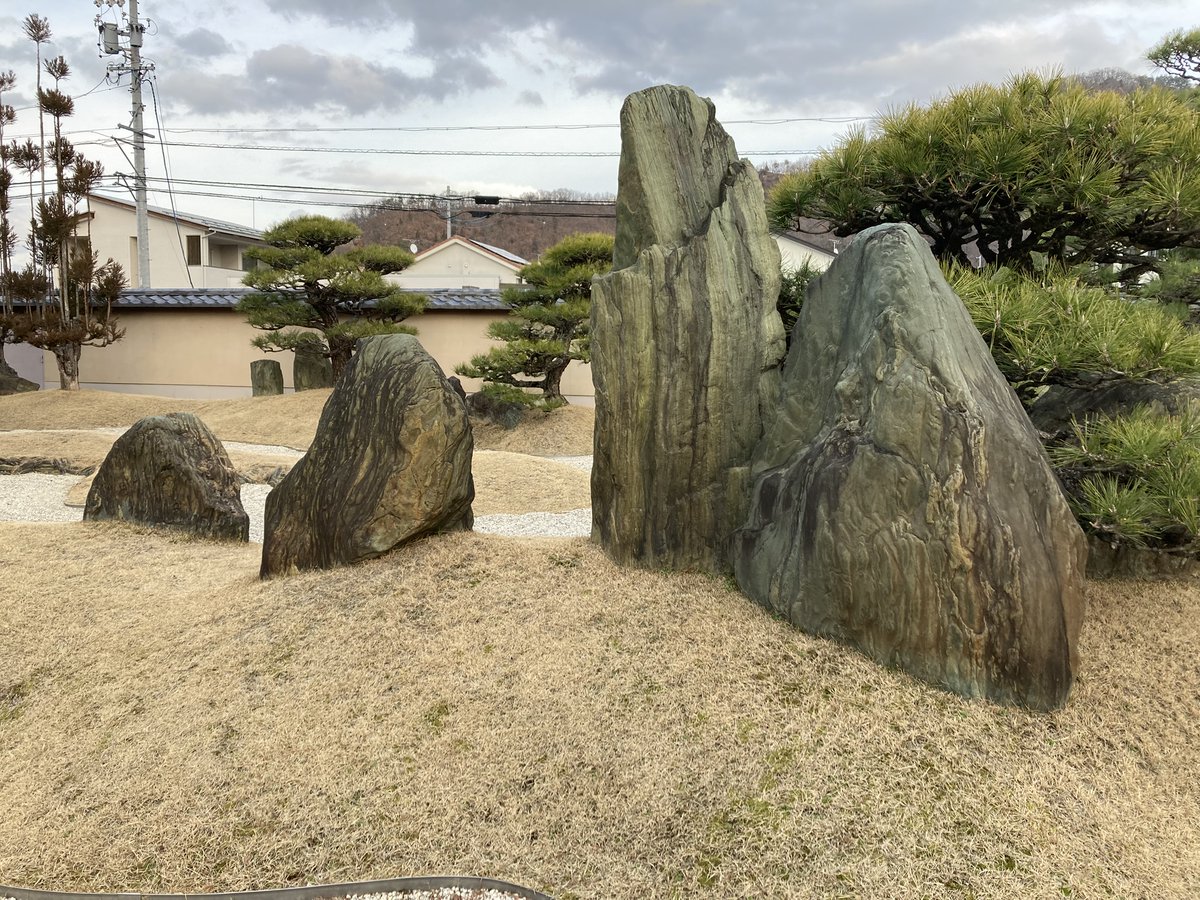 KitanoMuseum's tweet photo. 【職員当番日記】当館枯山水を作庭した重森三玲の著書『重森三玲 庭を見る心得』（平凡社）を読みました。印象深かったのが石組の話で、重森氏は店などで庭用の石をみる際、裏側や底などの見えていない部分の姿形も大体わかってしまうのだとか…作庭家ならではの勘があるのだなと目から鱗でした。（T） https://t.co/b0z9BZQMxn
