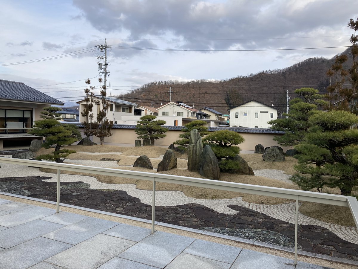 KitanoMuseum's tweet photo. 【職員当番日記】当館枯山水を作庭した重森三玲の著書『重森三玲 庭を見る心得』（平凡社）を読みました。印象深かったのが石組の話で、重森氏は店などで庭用の石をみる際、裏側や底などの見えていない部分の姿形も大体わかってしまうのだとか…作庭家ならではの勘があるのだなと目から鱗でした。（T） https://t.co/b0z9BZQMxn