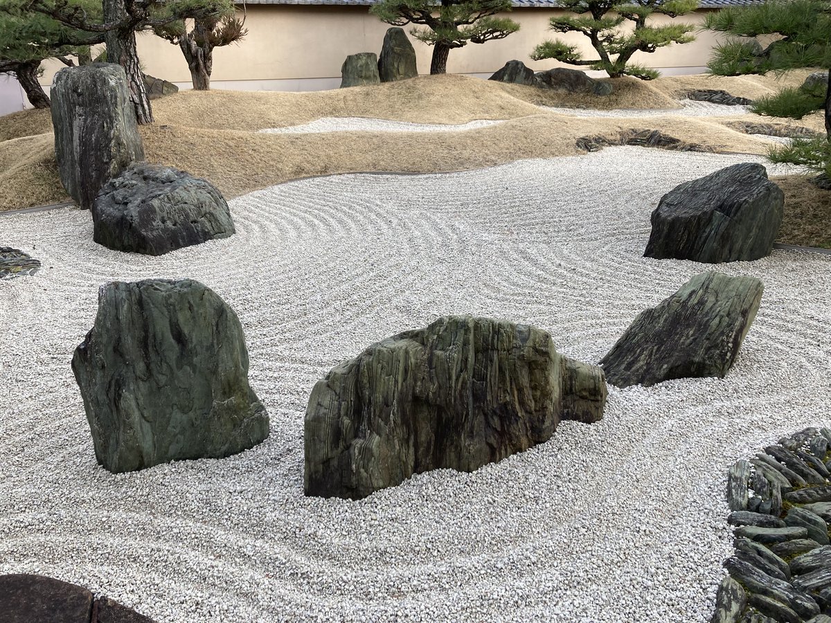 KitanoMuseum's tweet photo. 【職員当番日記】当館枯山水を作庭した重森三玲の著書『重森三玲 庭を見る心得』（平凡社）を読みました。印象深かったのが石組の話で、重森氏は店などで庭用の石をみる際、裏側や底などの見えていない部分の姿形も大体わかってしまうのだとか…作庭家ならではの勘があるのだなと目から鱗でした。（T） https://t.co/b0z9BZQMxn