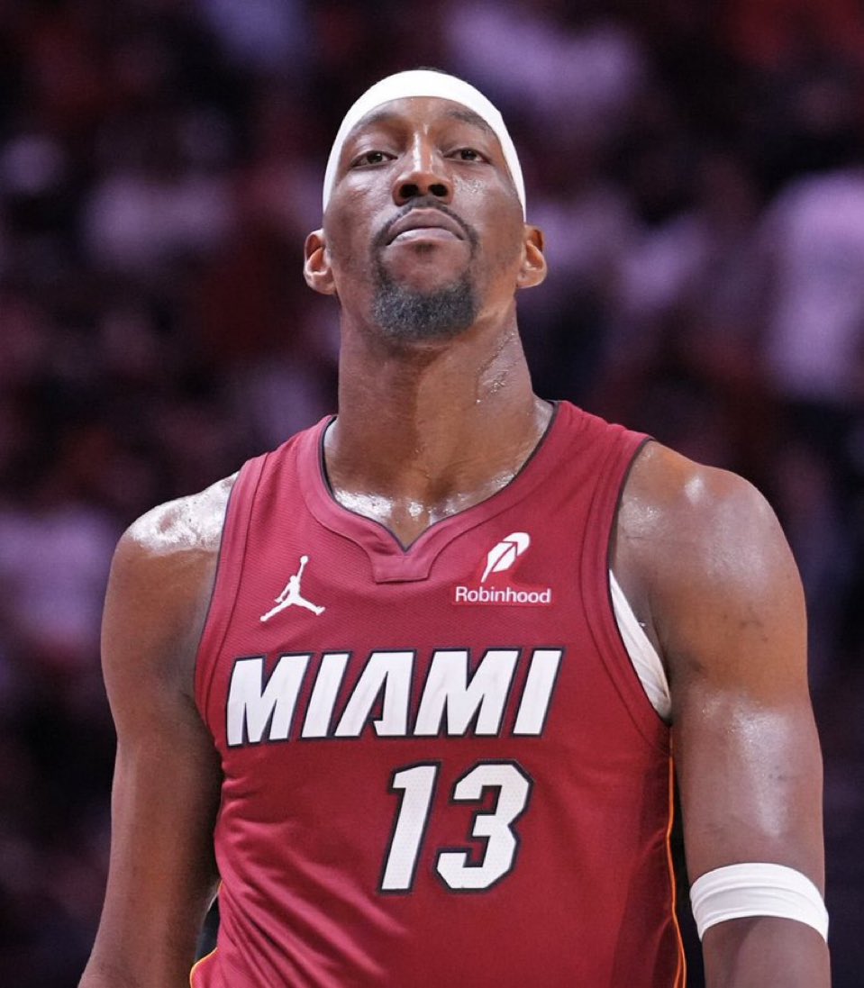 Chutou até a mãe, humilhou os pedreiros do Washington Wizards e passou o recorde do estuprador.

Obrigado por TANTO em uma terça-feira nublada, Bam.

Eu te amo.