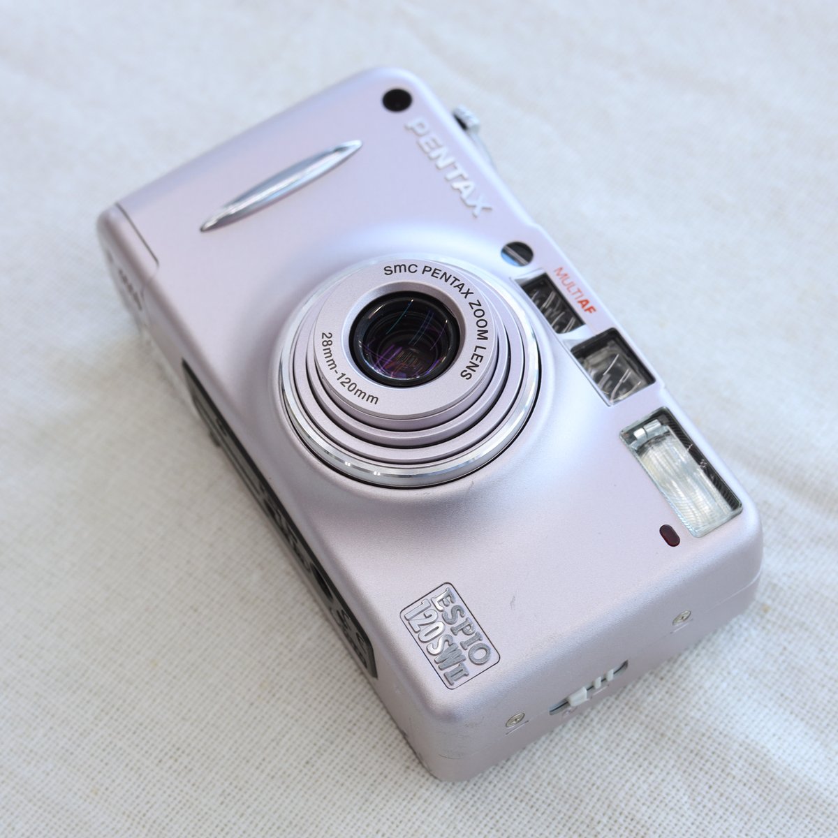 champcamera's tweet photo. #フィルムカメラ PENTAX #ESPIO120SWII (ピンクゴールド) ￥24,000- by #青葉台 店

28mm～120mmまでの約4.3倍ズームを搭載し、狭い室内や遠くの被写体を大きく引き寄せての撮影など様々なシーンで使えます📸
近距離撮影時に起こりがちな露出オーバーを防ぐソフトフラッシュ機能も失敗写真を減らしてくれるので◎

#田園都市線
https://t.co/UYLnRMPJRx