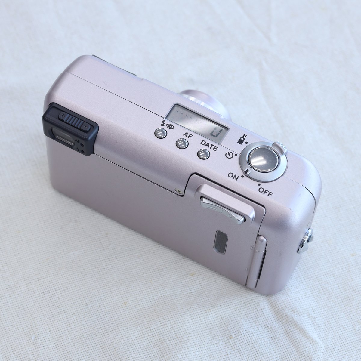 champcamera's tweet photo. #フィルムカメラ PENTAX #ESPIO120SWII (ピンクゴールド) ￥24,000- by #青葉台 店

28mm～120mmまでの約4.3倍ズームを搭載し、狭い室内や遠くの被写体を大きく引き寄せての撮影など様々なシーンで使えます📸
近距離撮影時に起こりがちな露出オーバーを防ぐソフトフラッシュ機能も失敗写真を減らしてくれるので◎

#田園都市線
https://t.co/UYLnRMPJRx