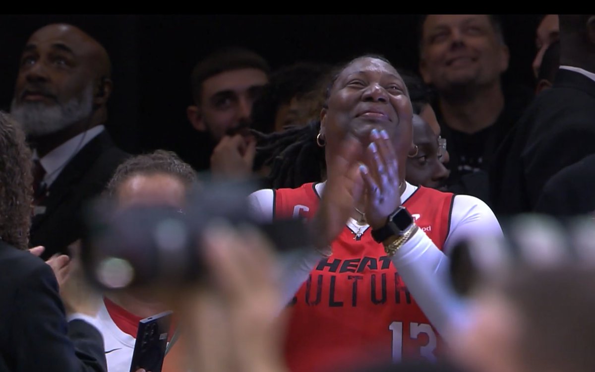 JacobPacheco6's tweet image. Norman Powell jumping in and highjacking the interview to ask Bam Adebayo how it feels to be alongside names like Wilt Chamberlain and Kobe Bryant in the history books with tonight's 83-points!

With Bam’s mom in attendance too. What a magical, historic night.

#MiamiHeat🔥