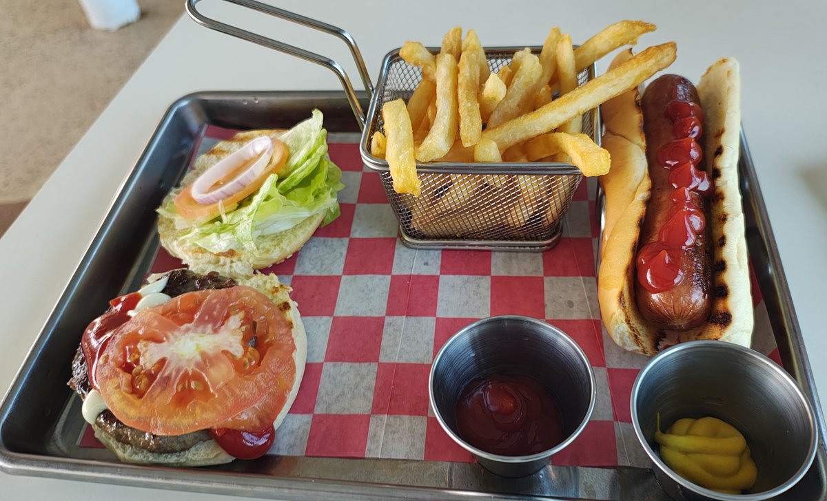 Win7JP's tweet photo. クルーズ船のハンバーガー、
そこいらのチェーン店が
足元にも及ばないレベル🍔✨

注文してから作る
カスタマイズ式👨‍🍳

🍟ポテトは揚げたて
🌭ホットドッグも驚くほどおいしい

クルーズ船＝食事がおいしい🚢
しかも、もちろんタダ😳

#ダイヤモンドプリンセス
#クルーズ旅行
#Surface https://t.co/wyeUY9EyID