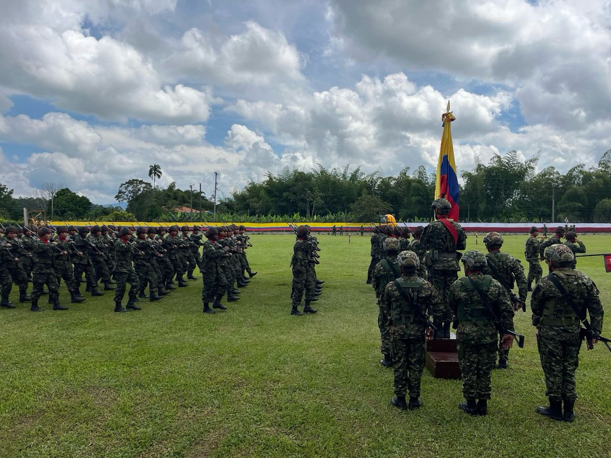 Ejercito_Div5's tweet photo. #ComunicaciónOficial | Frente a la información que circula sobre el traslado de una parte del Batallón de Ingenieros de Combate N.° 8 Francisco Javier Cisneros, de la #OctavaBrigada, a la antigua estación del ferrocarril de #Armenia, se aclara que esta unidad militar no tiene proyectados movimientos de personal ni cambios en la misión que cumple en el departamento del #Quindío.

Actualmente, el Batallón realiza apoyos de seguridad a la Alcaldía de #Armenia. Este trabajo continúa sin modificaciones y no se han dispuesto nuevas asignaciones en otros puntos de la ciudad.

#PatriaHonorLealtad