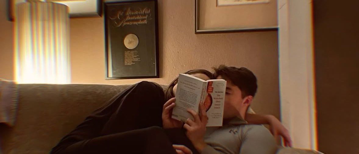 Anneannem şöyle derdi:

"Allah eşin olacak kişiyi; ilk karşılaşmada kalbine hissettirir."