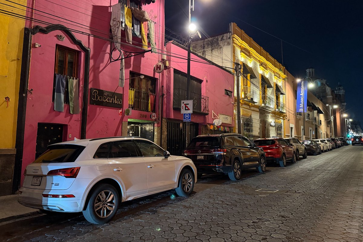 ¿Por qué pueden permanecer vehículos estacionados sobre la 7 Oriente, entre 2 y 4 Sur, donde no hay parquímetros, y ni las autoridades ni la empresa encargada han retirado una sola placa?

<a href="/dirtransitopue/">Tránsito Mpal Puebla</a> <a href="/SSC_Pue/">SSC Puebla</a>