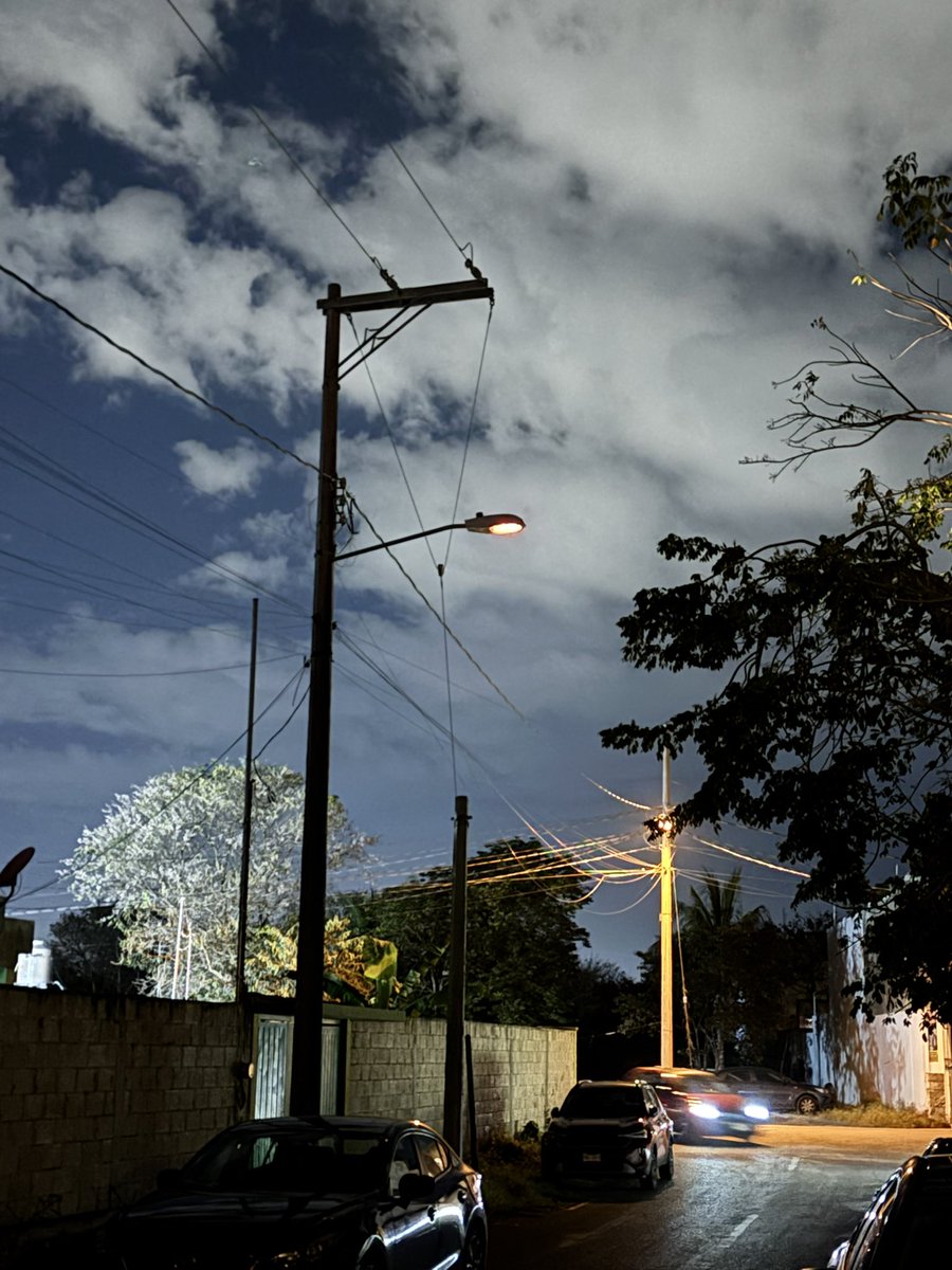 fedex_15's tweet photo. Buenas noches nos podrían ayudar reemplazando una luminaria quemada es en la calle 31 por 28 y 28b Cholul @AyuntaMerida @CeciliaPatronL Gracias. https://t.co/I3B0mpTE6J