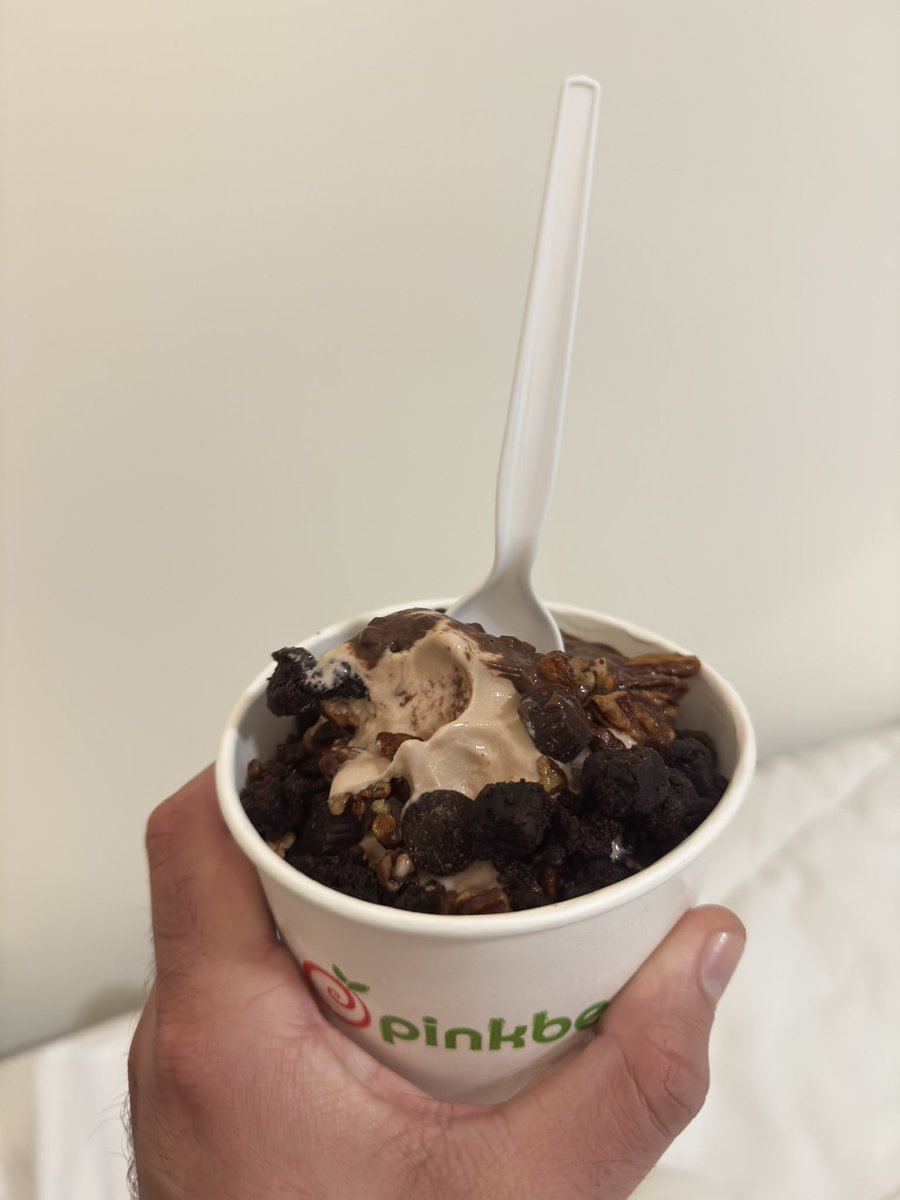 jake2160p's tweet photo. eating #Pinkberry https://t.co/qeRYildRKZ