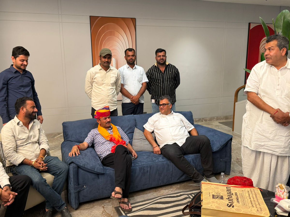 devjimpatel's tweet photo. आबुराज की धन्य धरा पर पधारने पर प्रदेश महामंत्री श्री श्रवणसिंह जी बगड़ी का कार्यकर्ताओं के साथ हार्दिक स्वागत एवं आत्मीय अभिनंदन किया।

@SharwanBagdiBjp 
@BJP4India @BJP4Rajasthan https://t.co/ySNaT7Scek