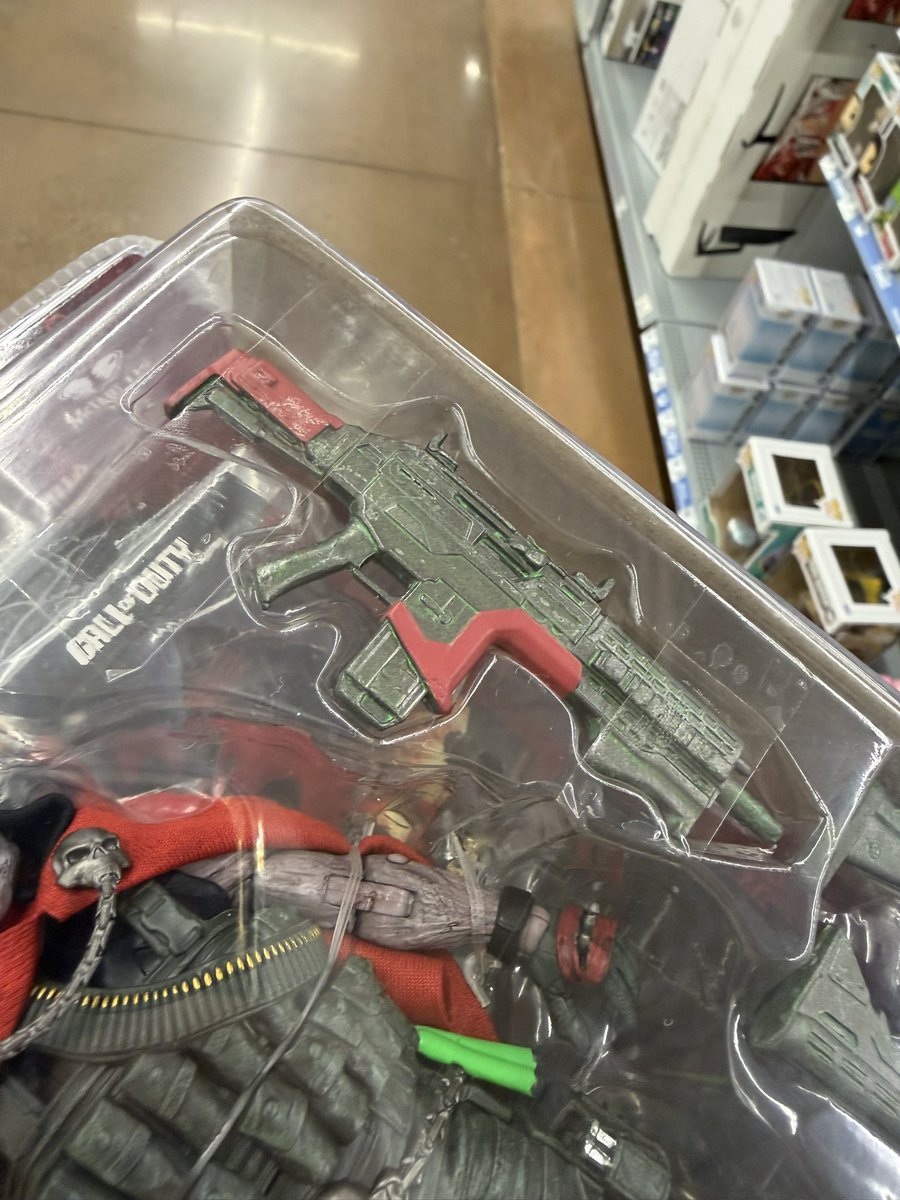 BirdmanIn2K's tweet photo. Just found this figure of Spawn’s skin in call of duty but why does bro have an apex legends hemlok burst AR 😭 https://t.co/O7XNj0IXbG