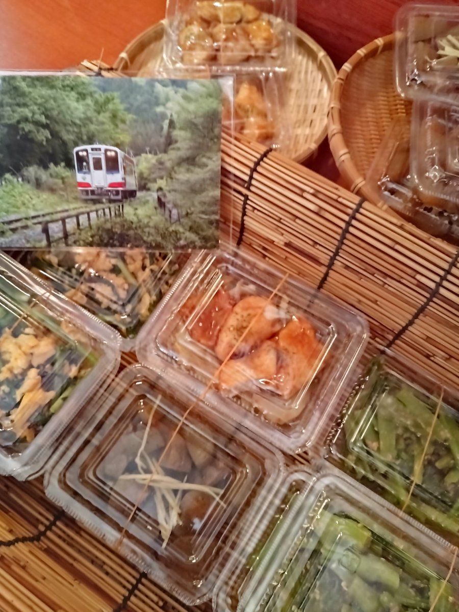 こんにちは
・鶏の甘酢焼き
・レバーと蒟蒻のコロコロ角煮
・小松菜の胡麻和え
・ニラ玉 です

あれから15年
もう15年
まだ15年
皆様元気でいてね
これからも元気でいて下さいね🍀

#311これからもできること