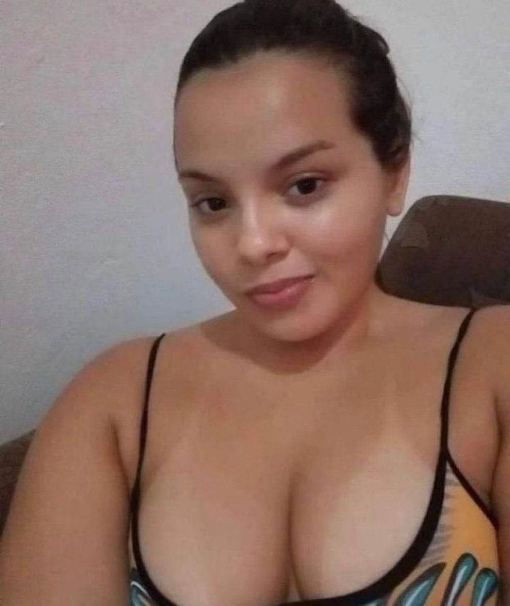 Ana Karoline tweet media