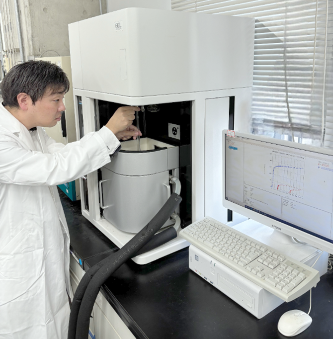 OMUengineering's tweet photo. #教員紹介
#応用化学科 ・堀内悠准教授
ナノサイズの細孔を分析できる装置を操作しています。
分子吸着能など、ナノ細孔がもつ特性を利用した触媒開発を通して、エネルギー・環境問題の解決への貢献を目指しています✨
#大阪公立大学　#工学部 https://t.co/vixUsJKvo7