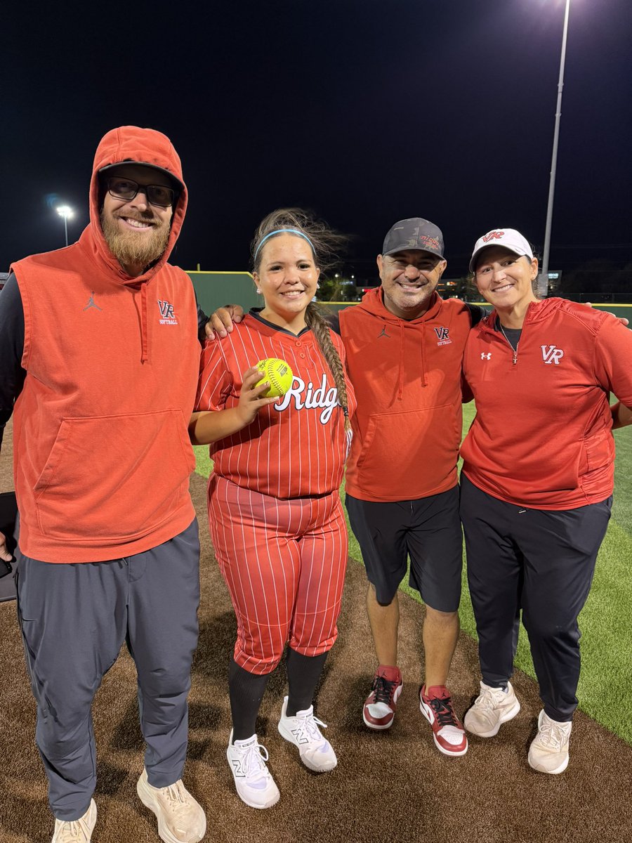 ella santos tweet media