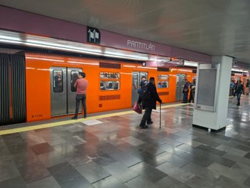CorresponsalsMX's tweet image. #ULTIMAHORA 
#CAOS ESTA NOCHE POR SEVEROS ATRASOS EN LA LA #LÍNEA7 DEL @MetroCDMX  POR EL RETIRO DE UN TREN.
El director del transporte colectivo @AdrianRubalcava informó que la circulación de los trenes se normaliza de manera gradual, luego del retiro de una unidad para