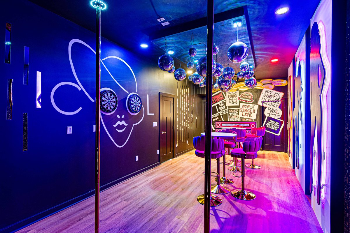 Zillow Gone Wild 🏡 tweet media