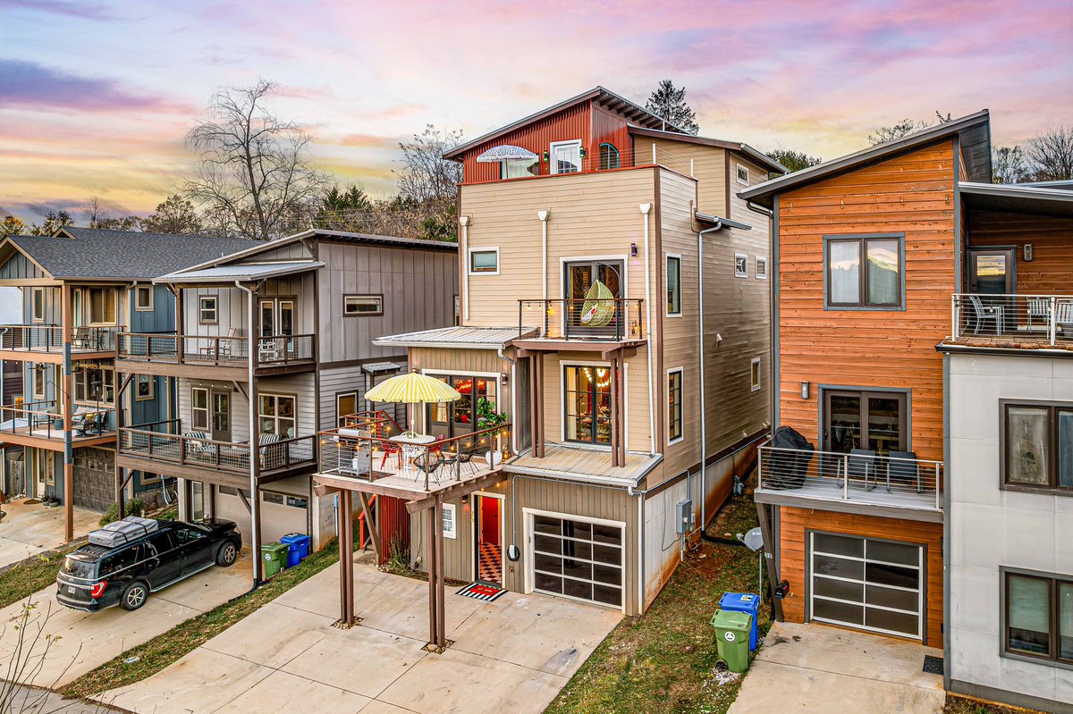 Zillow Gone Wild 🏡 tweet media