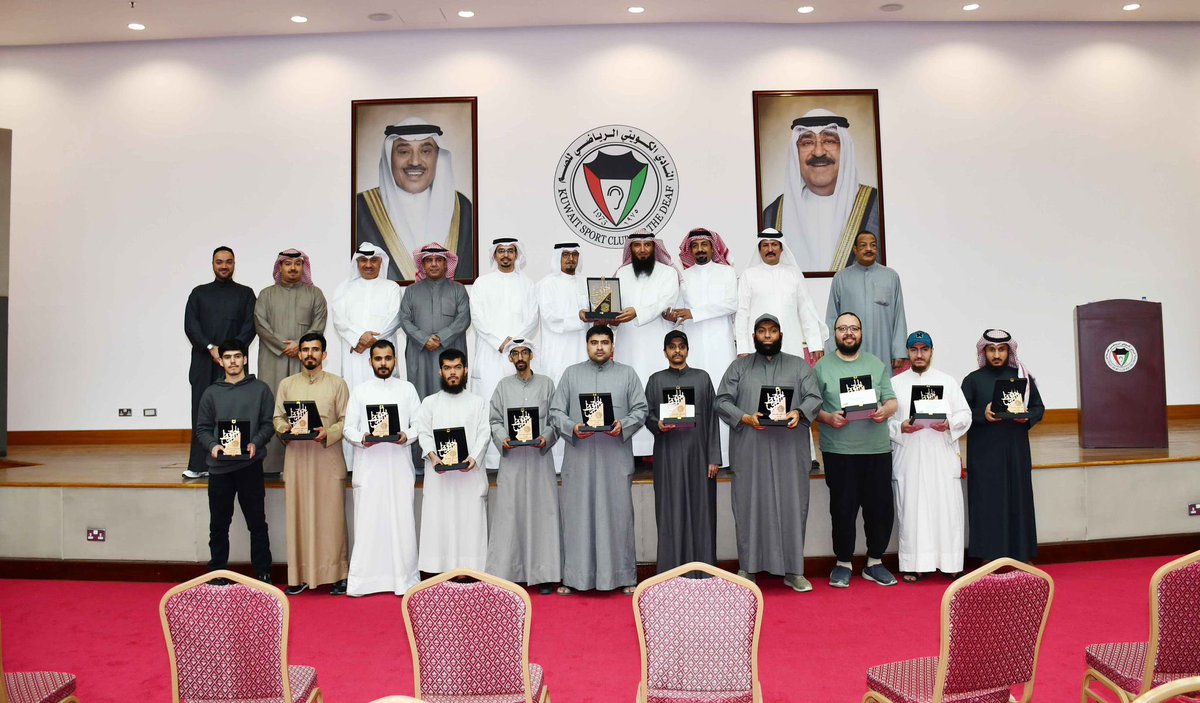 kscd75's tweet photo. أقيمت اليوم الثلاثاء مسابقة المغفور له بإذن الله تعالى المرحوم / محمد عبدالمحسن الخرافي - رحمه الله في حفظ القرآن الكريم للصم (رجال وفتيات)، والتي أقيمت بمسرح صباح الأحمد الصباح - بمقر النادي فرع الرجال بغرناطة ، في تمام الساعة الثامنة مساءا وبحضور السادة رئيس وأعضاء مجلس إدارة النادي الكويتي الرياضي للصم ، والمنسق العام لهذه المسابقة السيد / محمد علي الكندري - عضو الجمعية العمومية بالنادي. وقد تم توزيع جوائز على جميع المتسابقين من حفظة كتاب الله من فئة الصم رجال وفتيات. وفي ختام الحفل قام السيد / محمد علي الكندري - المنسق العام للمسابقة بتقديم درع شكر وتقدير الي سعادة رئيس النادي السيد / سالم محمد الهبيدة، تقديرا لما قدمه النادي من دعم ومساعدة كريمة لإقامة هذه المسابقة القرآنية العظيمة ، باسم راعي المسابقة ورثة المغفور له بإذن الله تعالى المرحوم / محمد عبدالمحسن الخرافي - رحمه الله.
هذا وقد حضر هذا الحفل الكريم كل من السادة الأفاضل : زايد العتيبي - نائب رئيس مجلس الإدارة، عجمي محمد العجمي - أمين السر العام ، و عبدالعزيز الهبدان - أمين الصندوق بالنادي وعدد كبير من منتسبي النادي الكويتي الرياضي للصم.

#النادي_الكويتي_الرياضي_للصم
#الصم 
#الكويت
#الهيئة_العامة_للرياضة_الكويت
#kuwait