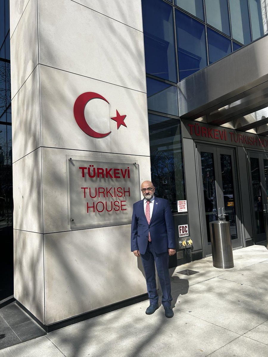 MuratCahidCINGI's tweet photo. Türkiye’nin Birleşmiş Milletler Daimi Temsilcisi Büyükelçi Sn.Ahmet Yıldız Bey’i ülkemizin ABD’deki gurur kaynağı New York Türkevi’nde bulunan makamında ziyaret ederek hem CSW70 oturumundaki konular hem de BM’nin global politikaları hakkında görüş alış verişinde bulunduk. Ülkemizin özellikle Sn.Cumhurbaşkanımız @RTErdogan ‘ın kritik uluslararası rolleri sayesinde BM’de de çok saygın bir seviyeye yükseldiğini çok rahat gözlemleyebiliyoruz. 

Orta Doğu ve Filistin başta olmak üzere tüm dünyadaki emperyalist saldırı ve diplomatik keyfilikleri görünce aslında etkili uluslararası kuruluşlara ne kadar ihtiyacımız olduğunu çok daha iyi anlıyoruz. Allah adaletli ve vicdanlı bir uluslararası sistemi tez zamanda tesis etmeyi nasibetsin.

@TBMMresmi @akpartikayseri @AKPartyUSA @AKPartyForeign @SirakayaZafer @omerrcelik @Tika_Turkiye @Musiadusa @kayserivaliligi @TC_Disisleri @HakanFidan @MFATurkiye @tcbestepe